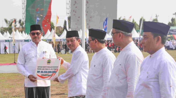 Pj Gubernur Jawa Tengah, Nana Sudjana menyerahkan bantuan insentif pengajar keagamaan pada saat kegiatan peringatan HSN ke-10 tingkat Provinsi Jawa Tengah di Lapanban Kridosono, Kabupaten Blora, Selasa, 22 Oktober 2024.(Dokumentasi Humas Pemprov Jateng) Pj Gubernur Jawa Tengah, Nana Sudjana menyerahkan bantuan insentif pengajar keagamaan pada saat kegiatan peringatan HSN ke-10 tingkat Provinsi Jawa Tengah di Lapanban Kridosono, Kabupaten Blora, Selasa, 22 Oktober 2024.(Dokumentasi Humas Pemprov Jateng)