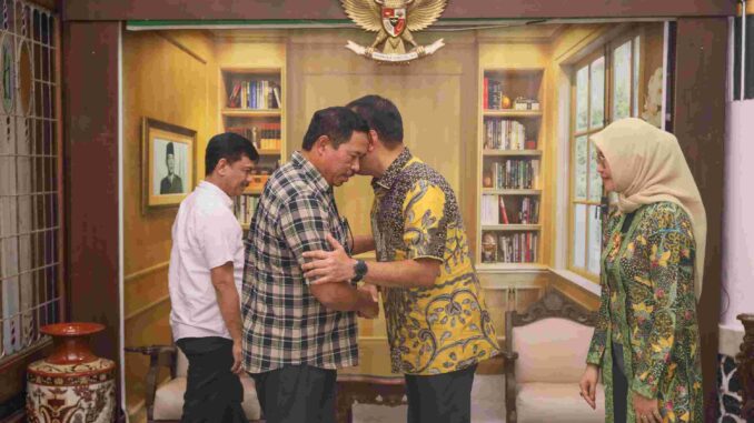 Pj Gubernur Jateng menemui Direktur Utama Jasa Raharja Rivan Achmad Purwantono di Rumah Dinas Puri Gedeh, Semarang pada Selasa, 22 Oktober 2024 malam.(Dokumentasi Humas Pemprov JAteng)