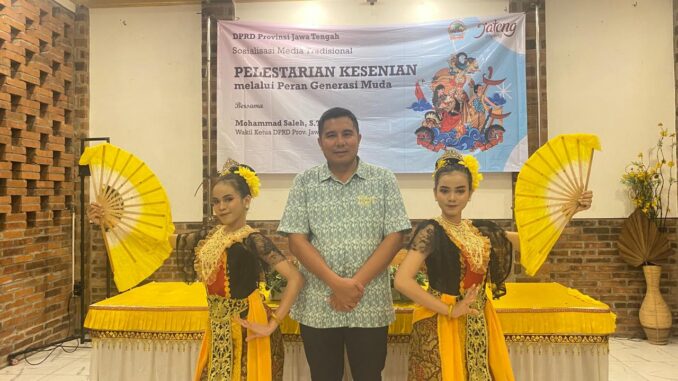 Wakil Ketua DPRD Provinsi Jawa Tengah, Mohammmad Saleh, foto bersama penari Sanggar Tari Jagadita dalam acara "Sosialisasi Pelestarian Kesenian" di Resto pantai Dewi-Dewi Kabupaten Batang.