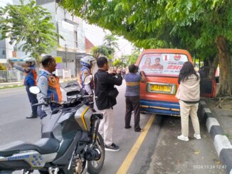 Tim gabungan dari Satpol PP Kota Semarang, KPU, Bawaslu, Dishub, dan dinas terkait lainnya mulai membersihkan Alat Peraga Kampanye (APK) di berbagai wilayah di Kota Semarang, Minggu (24/11). (Dokumentasi Humas Pemkot Semarang)