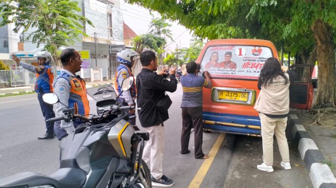 Tim gabungan dari Satpol PP Kota Semarang, KPU, Bawaslu, Dishub, dan dinas terkait lainnya mulai membersihkan Alat Peraga Kampanye (APK) di berbagai wilayah di Kota Semarang, Minggu (24/11). (Dokumentasi Humas Pemkot Semarang) Tim gabungan dari Satpol PP Kota Semarang, KPU, Bawaslu, Dishub, dan dinas terkait lainnya mulai membersihkan Alat Peraga Kampanye (APK) di berbagai wilayah di Kota Semarang, Minggu (24/11). (Dokumentasi Humas Pemkot Semarang)