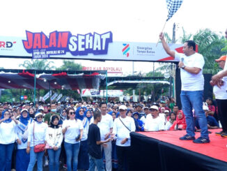 Ketua DPRD Kabupaten Boyolali, Susetya Kusuma Dwi Hartanta mengibarkan bendera start jalan sehat. Minggu (29/12/2024)