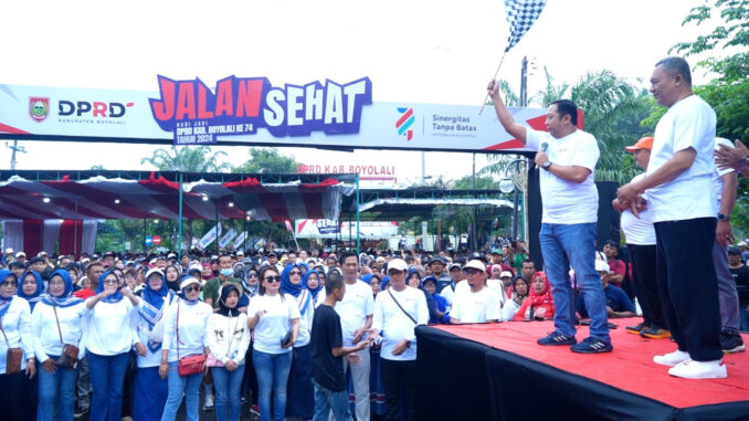 Ketua DPRD Kabupaten Boyolali, Susetya Kusuma Dwi Hartanta mengibarkan bendera start jalan sehat. Minggu (29/12/2024)