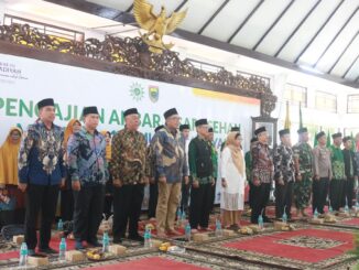 Wakil Ketua DPRD Jateng, Mohammad Saleh, saat menghadiri Pengajian Akbar dan Sarasehan dalam rangka Milad ke-112 Muhammadiyah di Pendopo Kabupaten Bateng, Minggu (8/12). (Dok. joss)