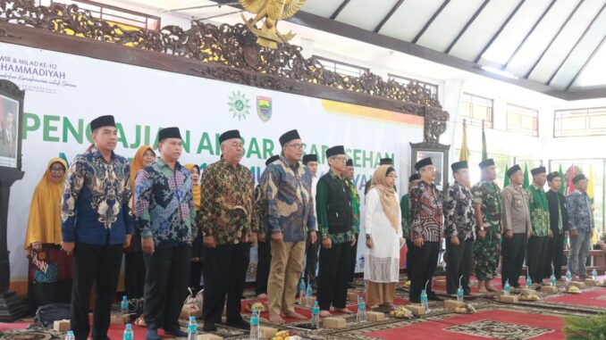 Wakil Ketua DPRD Jateng, Mohammad Saleh, saat menghadiri Pengajian Akbar dan Sarasehan dalam rangka Milad ke-112 Muhammadiyah di Pendopo Kabupaten Bateng, Minggu (8/12). (Dok. joss)