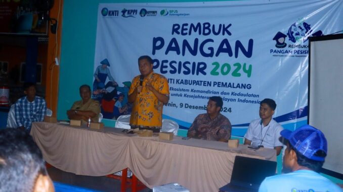 BERI SAMBUTAN: Wakil Ketua DPRD Jateng Mohammad Saleh saat memberi sambutan pada acara Rembug Pangan Pesisir 2024 di Pedopo Wisata Bening Ulujami Kabupaten pemalang, Senin (9/12). (Dok. joss)