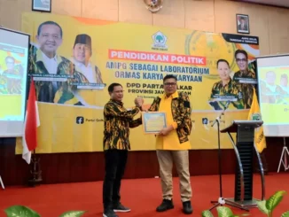 Bendahara DPD Partai Golkar Mohammad Saleh (kanan) bersama ketua AMPG Jateng Imam Teguh Purnomo (kiri) dalam acara refleksi Akhir Tahun 2024 bertajuk 'Pendidikan Politik AMPG sebagai Laboratorium Ormas Karya Kekaryaan' di Semarang, pada Jumat (27/12/2024). (Ist)