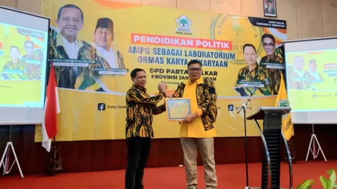 Bendahara DPD Partai Golkar Mohammad Saleh (kanan) bersama ketua AMPG Jateng Imam Teguh Purnomo (kiri) dalam acara refleksi Akhir Tahun 2024 bertajuk 'Pendidikan Politik AMPG sebagai Laboratorium Ormas Karya Kekaryaan' di Semarang, pada Jumat (27/12/2024). (Ist)