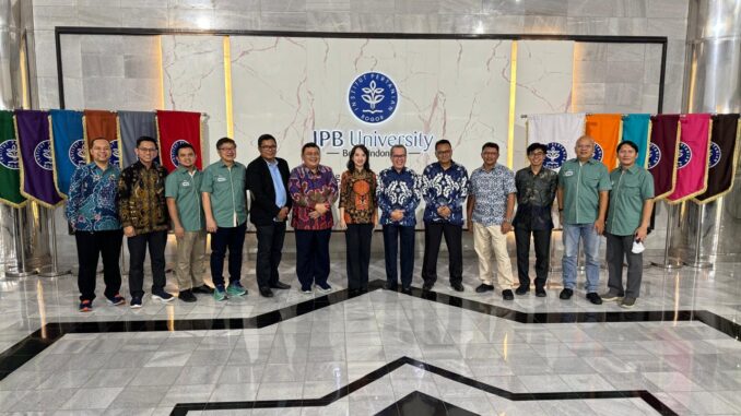 Wakil Ketua DPRD Provinsi Jawa Tengah Mohammad Saleh (berjas hitam) foto bersama pihan IPB University dan PT Global Dairi Alami usai penandatangan MoU, beberapa waktu lalu