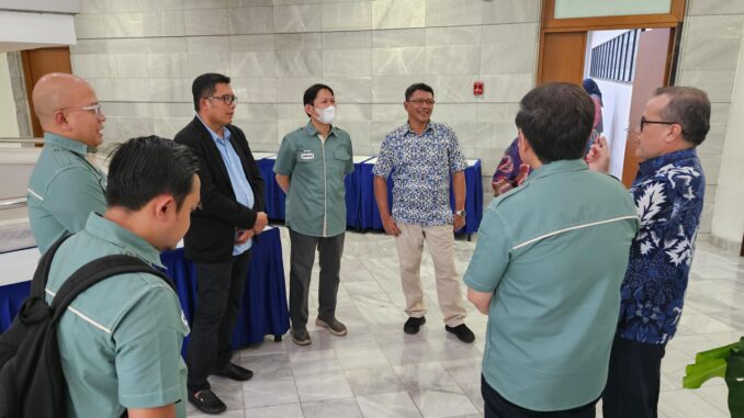 Wakil Ketua DPRD Provinsi Jawa Tengah Mohammad Saleh (berjas hitam) foto bersama pihan IPB University dan PT Global Dairi Alami usai penandatangan MoU, beberapa waktu lalu
