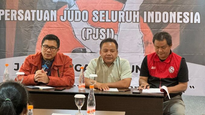 Wakil Ketua DPRD Jateng, sekaligus Ketua Ketua Pengprov PJSI Jateng Mohammad Saleh (Kiri), dalam Rapat Kerja (Raker) PJSI Jateng di Front One Resort Indraloka, Temanggung, Sabtu (22/2) malam. (Istimewa) Wakil Ketua DPRD Jateng, sekaligus Ketua Ketua Pengprov PJSI Jateng Mohammad Saleh (Kiri), dalam Rapat Kerja (Raker) PJSI Jateng di Front One Resort Indraloka, Temanggung, Sabtu (22/2) malam. (Istimewa)