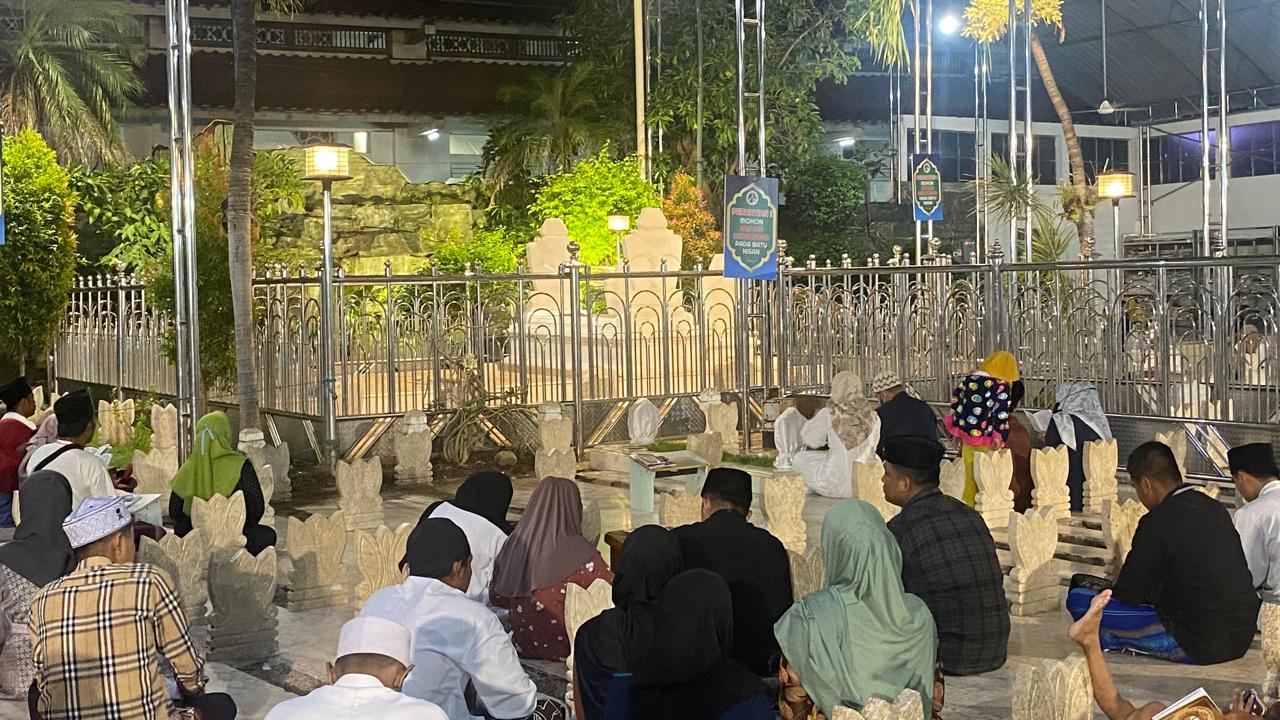 Para Peziarah Makam Sunan Ampel 2025: Suasana Jelang Puasa (joss.co.id)