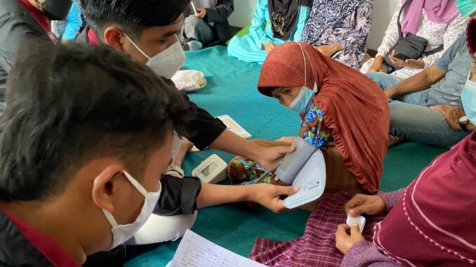 Ilustrasi masyarakat sedang cek kesehatan gratis.