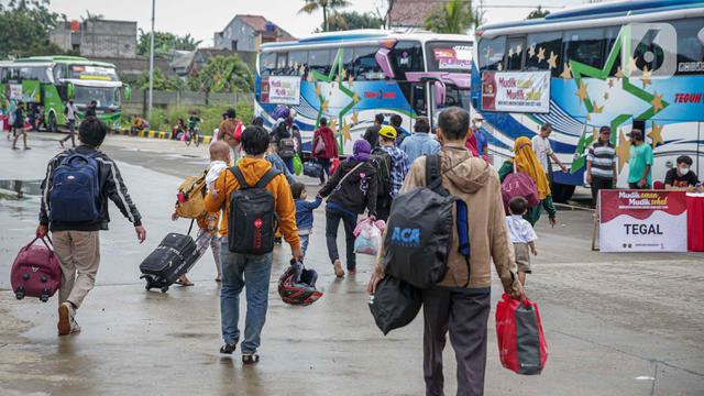 Ilustrasi orang mudik.