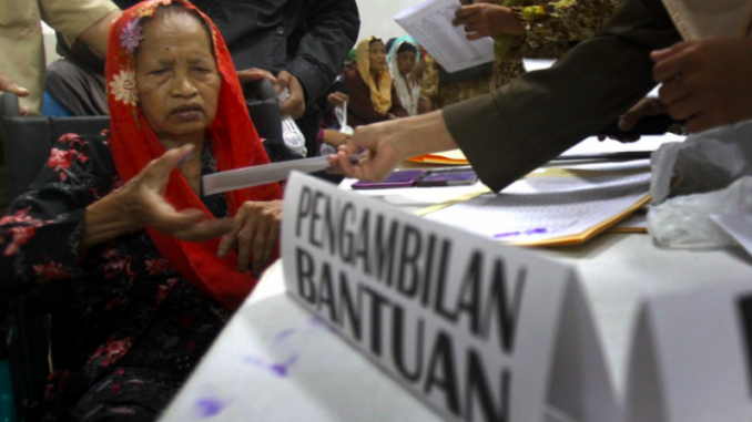 Ilustrasi pembagian bansos.
