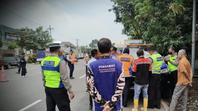 Larangan truk muatan di jalan Ngaliyan Semarang
