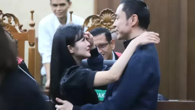 Artis Sandra Dewi memeluk suaminya yang juga terdakwa kasus dugaan korupsi tata niaga komoditas timah di wilayah izin usaha pertambangan PT Timah Tbk tahun 2015-2022 Harvey Moeis usai persidangan di Pengadilan Tipikor, Jakarta, Kamis (10/10/2024). (Ist) Artis Sandra Dewi memeluk suaminya yang juga terdakwa kasus dugaan korupsi tata niaga komoditas timah di wilayah izin usaha pertambangan PT Timah Tbk tahun 2015-2022 Harvey Moeis usai persidangan di Pengadilan Tipikor, Jakarta, Kamis (10/10/2024). (Ist)