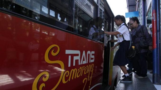BRT menghampiri penumpang di halte bus