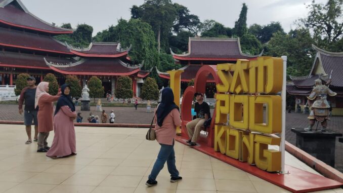 Wisatawan sedang berwisata di Sam Poo Kong Kota Semarang. (