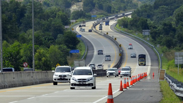 Kendaraan di jalan tol