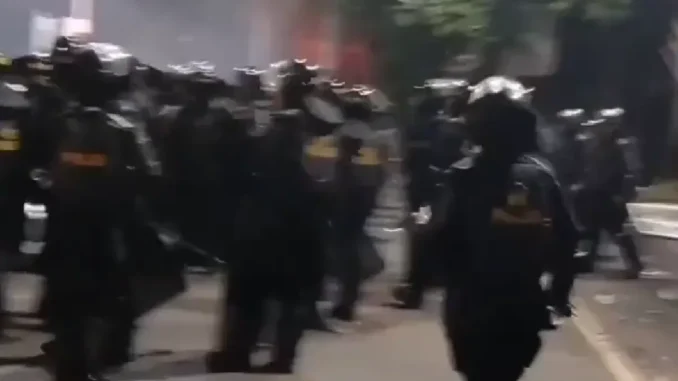 Polisi di Aksi Demo Karawang