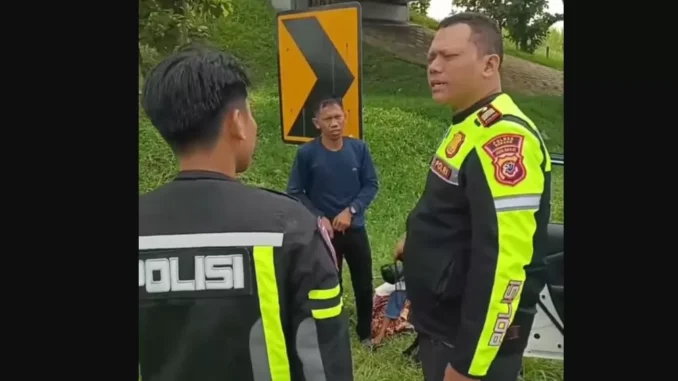 Satlantas Polres Subang Selamatkan Bapak & Anak yang Ditelantarkan Bus ALS (@polres_subang) Satlantas Polres Subang Selamatkan Bapak & Anak yang Ditelantarkan Bus ALS (@polres_subang)