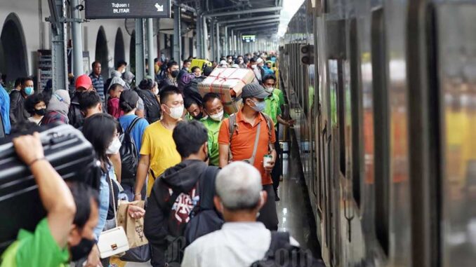 Sekumpulan orang mudik menggunakan kereta