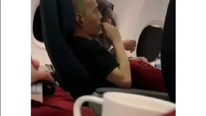 Viral Penumpang Pesawat Garuda Indonesia Kedapatan Menggunakan Rokok Elektrik Viral Penumpang Pesawat Garuda Indonesia Kedapatan Menggunakan Rokok Elektrik