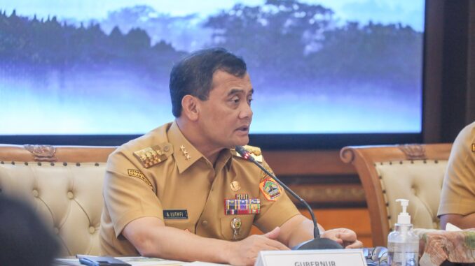 Gubenur Jawa Tengah Ahmad Luthfi saat memimpin rapat koordinasi perbaikan infrastruktur jalan menjelang persiapan arus mudik dan balik lebaran di Kantor Gubernur Jateng, Senin (3/3/2025).