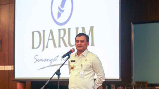 Gubernur Jawa Tengah (Jateng) Ahmad Luthfi saat berkunjung di PT Djarum Oasis, Kabupaten Kudus, Rabu (5/3/2025).