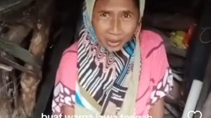 Video viral di media sosial instagram menanpilkan seorang pekerja migran asal Kabupaten Batang yang ditemukan tinggal sendirian selama 19 tahun di hutan Malaysia.