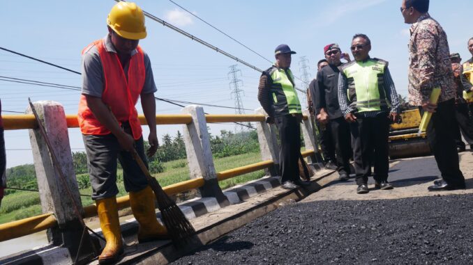 Gubernur Jawa Tengah (Jateng) Ahmad Luthfi saat meninjau perbaikan ruas Jalan Kesugihan-Menganti (Jalan Rawalo-Cilacap), di Jembatan Losari, perbatasan Cilacap dan Banyumas, Kamis (13/3/2025).