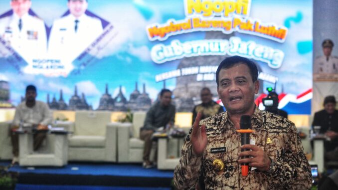 Gubernur Jawa Tengah, Ahmad Luthfi saat menerima aspirasi dari masyarakat di Garasi Alat Berat PT Elcander Duta Sarana (EDS), Desa Karangkandri, Kecamatan Kesugihan, Kabupaten Cilacap, Rabu (12/3/2025).