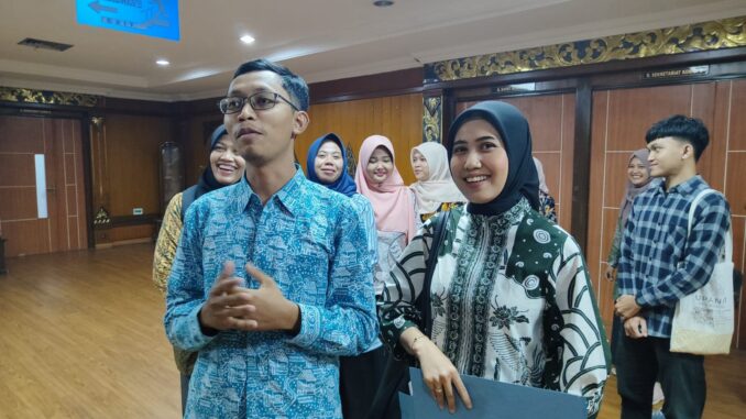 Perwakilan lulusan PPG Prajabatan yang tidak lolos seleksi administrasi PPPK Pemprov Jateng usai melakukan audiensi dengan Komisi A di Gedung DPRD Jateng, Senin (17/3/2025).