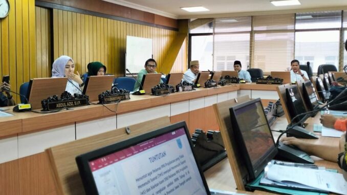 Komisi A DPRD Provinsi Jawa Tengah (Jateng) saat menggelar audiensi terkait polemik lulusan PPG Prajabatan tidak lolos seleksi administrasi PPPK Pemprov Jateng di Gedung DPRD Jateng, Senin (17/3/2025)