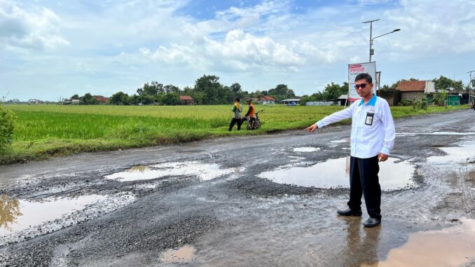 Ombudsman Jawa Tengah melakukan pemantauan ruas jalan Tayu-Dukuhseti-Puncel di Kabupaten Pati yang mengalami kerusakan parah. (Foto: Ombudsman Jateng)