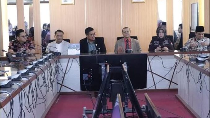 Wakil Ketua DPRD Provinsi Jawa Tengah Mohammad Saleh Menerima Kunjungan akademisi dari Program Doktor Ilmu Hukum (PDIH) Universitas Islam Sultan Agung (Unissula) bersama delegasi mahasiswa luar negeri di Gedung Berlian DPRD Provinsi Jateng, Rabu (12/3/2025)