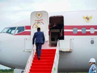 Aspri Presiden Prabowo memasuki pesawat kepresidenan saat dijemput di Bandara Fatmawati, Bengkulu, Minggu (6/4/2025).(KOMPAS.)