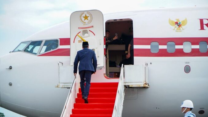 Aspri Presiden Prabowo memasuki pesawat kepresidenan saat dijemput di Bandara Fatmawati, Bengkulu, Minggu (6/4/2025).(KOMPAS.)
