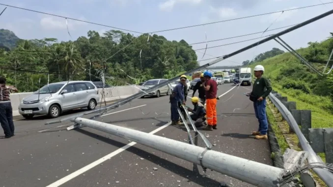 Insiden robohnya tiang pengaman kabel listrik terjadi di ruas Tol Semarang–Solo KM 449, wilayah Kabupaten Semarang, Jawa Tengah,