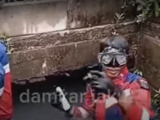 Viral, kali ini petugas damkar pun nyemplung ke air keruh demi kunci mobil yang harus ditemukan (Tangkapan Layar)