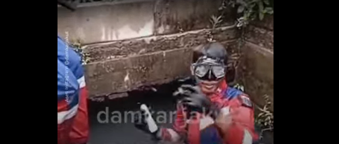 Viral, kali ini petugas damkar pun nyemplung ke air keruh demi kunci mobil yang harus ditemukan (Tangkapan Layar)