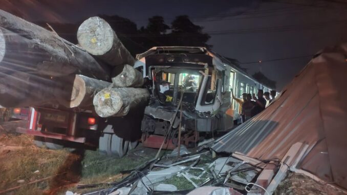 Asisten Masinis KA Jenggala Tewas Truk Trobos Perlintasan