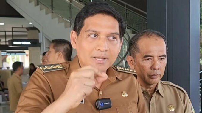 Bupati Indramayu Lucky Hakim memberikan keterangan tentang liburan bersama keluarga di Jepang, Selasa (8/4/2025). (Instagram)