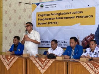 Wakil Ketua DPRD Provinsi Jawa Tengah Mohammad Saleh diskusi bersama pemuda di Kecamatan Banyuputih Kabupaten Batang, Rabu (21/5/2025).