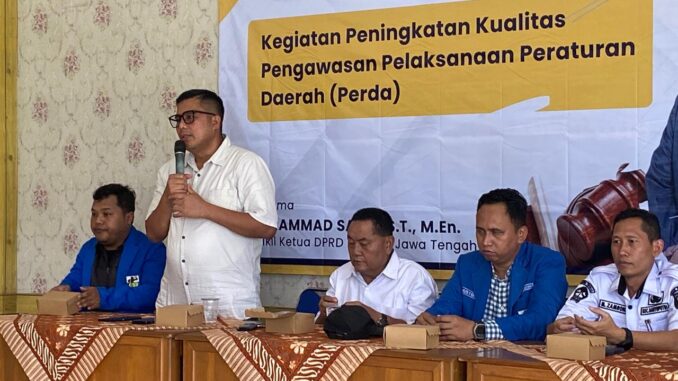 Wakil Ketua DPRD Provinsi Jawa Tengah Mohammad Saleh diskusi bersama pemuda di Kecamatan Banyuputih Kabupaten Batang, Rabu (21/5/2025).