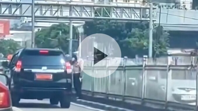mobil dinas terobos jalur busway