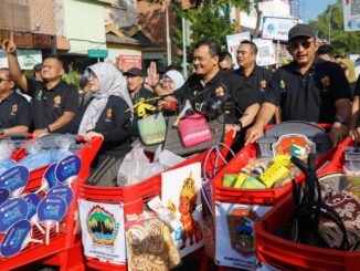Gubernur Jawa Tengah, Ahmad Luthfi, memimpin kirab troli sebagai penanda dibukanya penyelenggaraan Soloraya Great Sale (SGS) 2025. Troli berisi produk-produk unggulan daerah itu diarak sepanjang kawasan Car Free Day (CFD) Jalan Slamet Riyadi, Kota Surakarta, Minggu (29/6/2025).