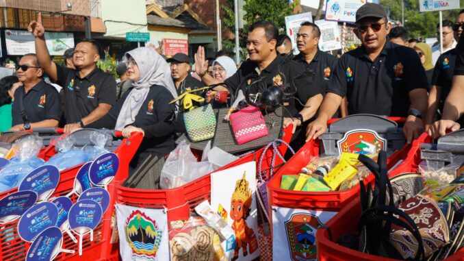 Gubernur Jawa Tengah, Ahmad Luthfi, memimpin kirab troli sebagai penanda dibukanya penyelenggaraan Soloraya Great Sale (SGS) 2025. Troli berisi produk-produk unggulan daerah itu diarak sepanjang kawasan Car Free Day (CFD) Jalan Slamet Riyadi, Kota Surakarta, Minggu (29/6/2025).