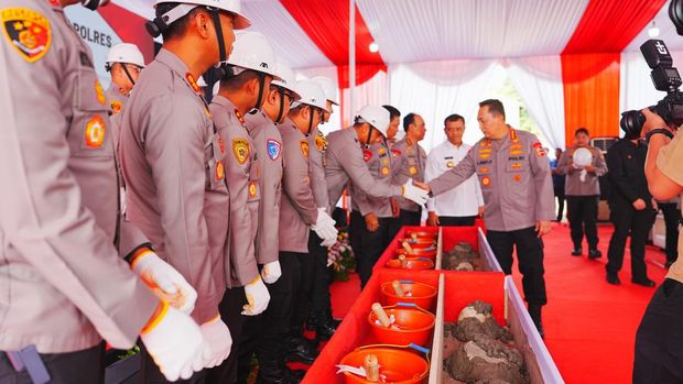 Kapolri Jenderal Listyo Sigit Prabowo melakukan groundbreaking 24 dapur SPPG di Surakarta, Jateng. (Foto: dok. Istimewa)